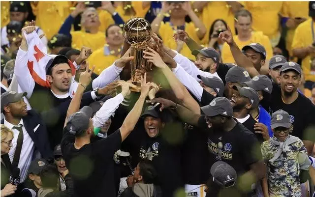 NBA季后赛战局激烈东西部球队争夺总冠军